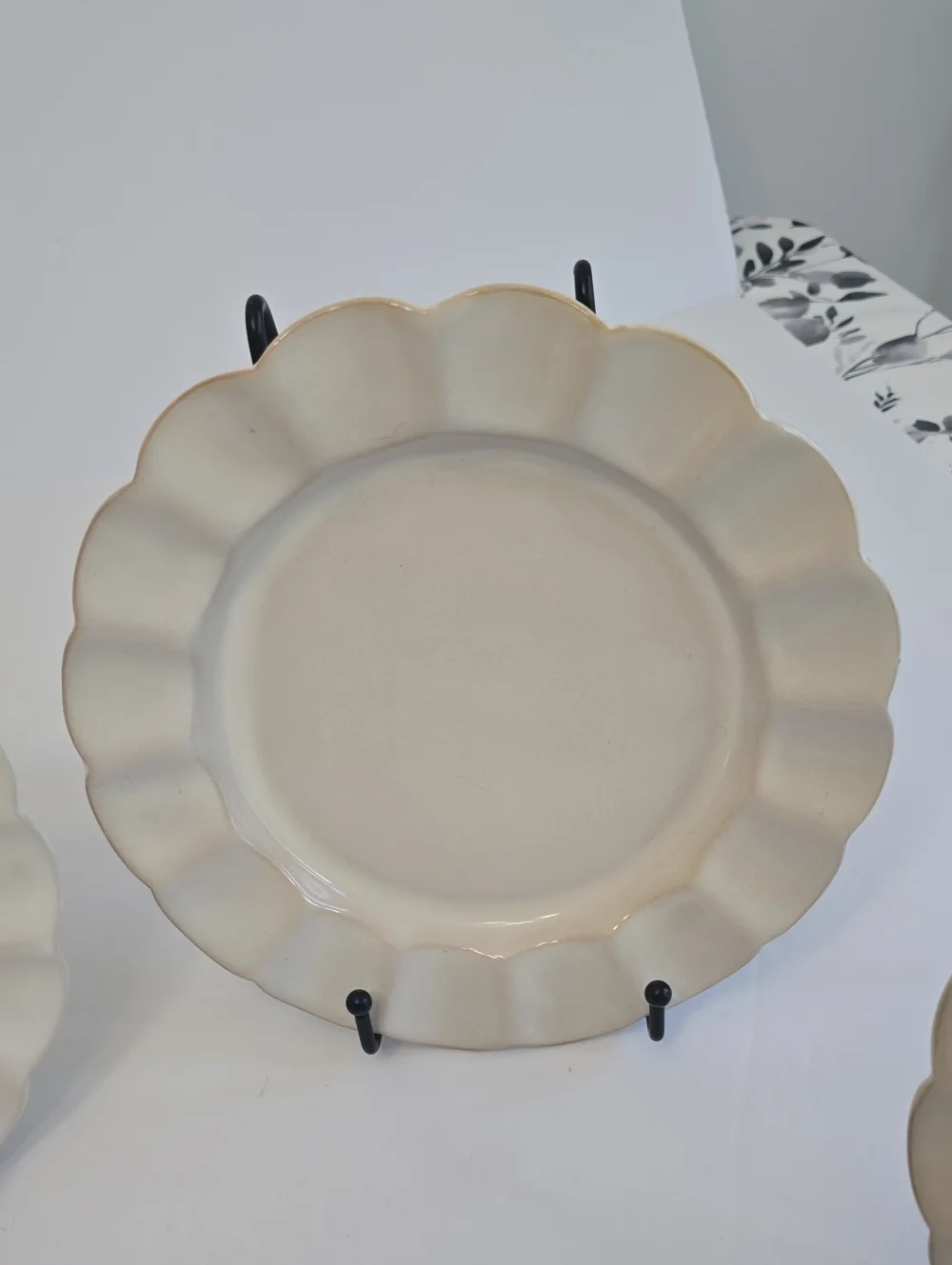 Pier 1 Imports Set Of 4 Alexandria Stoneware Ivory Luncheon Plates Scalloped